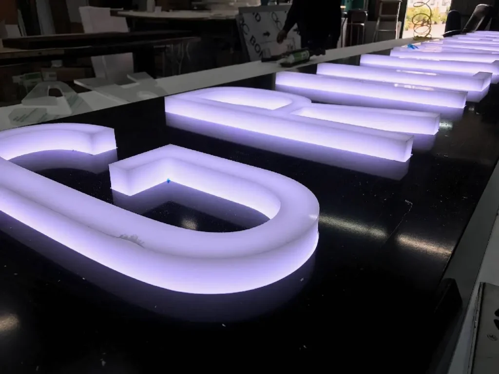 Letras corpóreas luminosas en Valencia