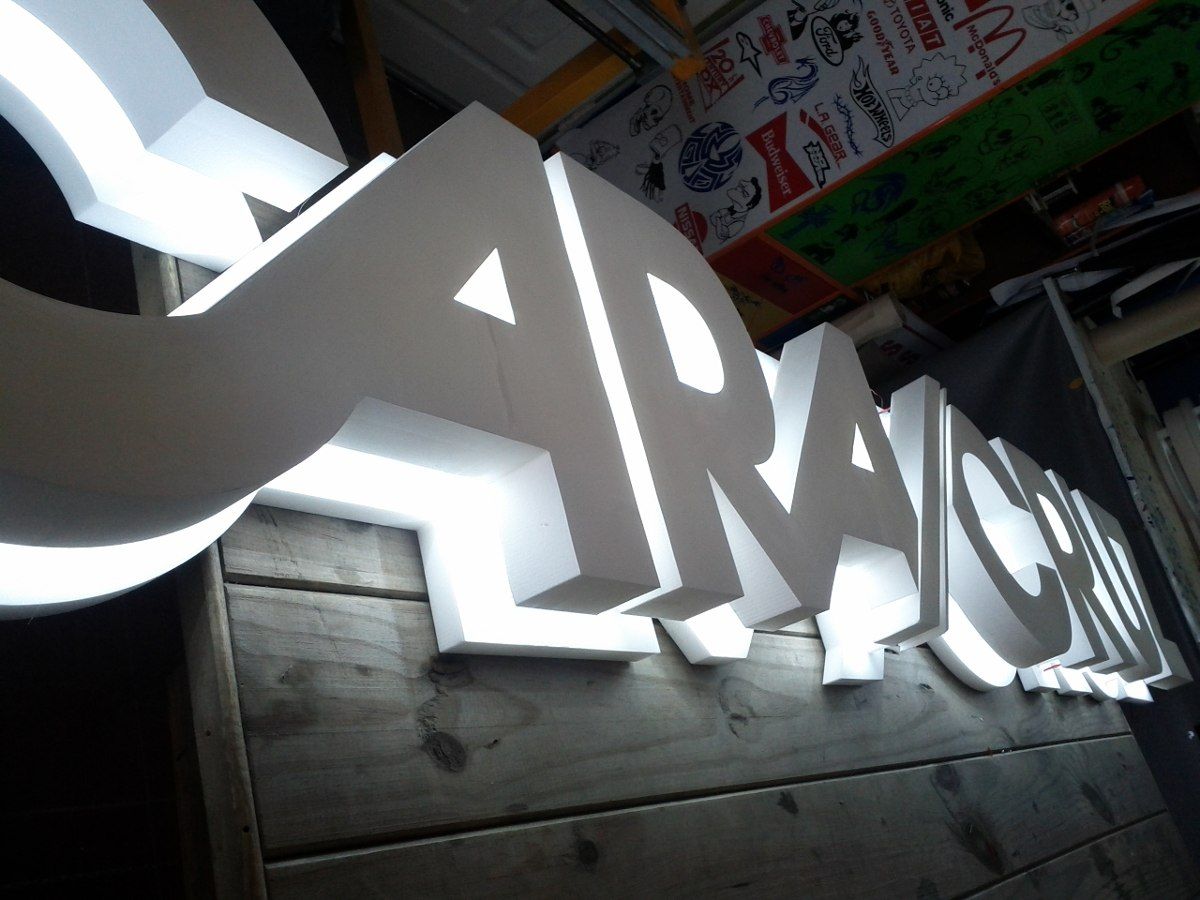 Letras corpóreas luminosas en Valencia